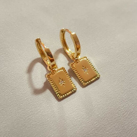 NEW Hello Molly Gold Tone Earrings - Picture 4 of 6